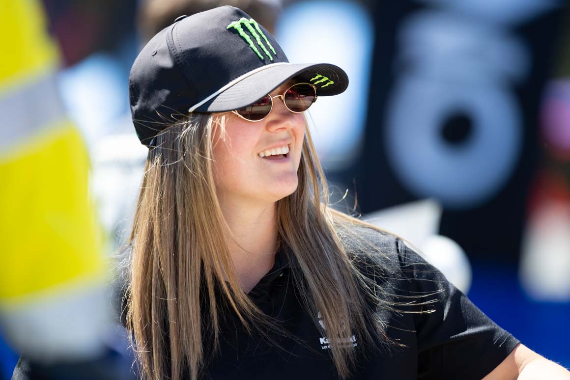 Four-times world champ Courtney Duncan signing autographs 