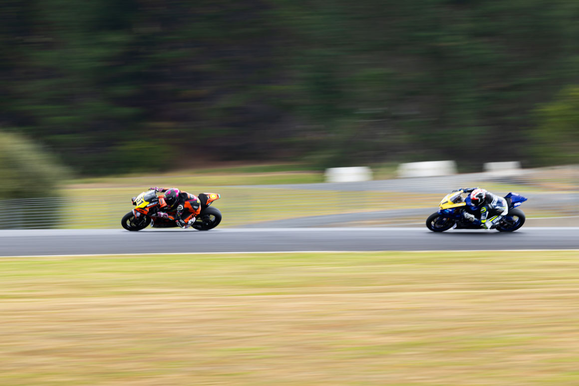 Cam Leslie and Jake Lewis do battle in Supersport 600